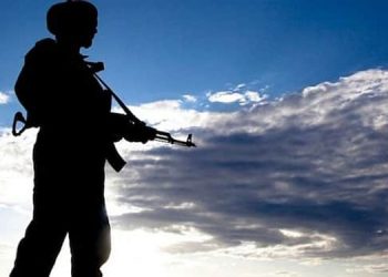 കുൽ​ഗാമിൽ ഏറ്റുമുട്ടൽ ,  തിരിച്ചടിച്ച് ഇന്ത്യ ;  ജയ്ഷേ ഭീകരനെ വധിച്ചു , പോലീസുകാരന് വീരമൃത്യു