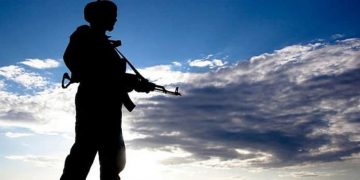 കുൽ​ഗാമിൽ ഏറ്റുമുട്ടൽ ,  തിരിച്ചടിച്ച് ഇന്ത്യ ;  ജയ്ഷേ ഭീകരനെ വധിച്ചു , പോലീസുകാരന് വീരമൃത്യു