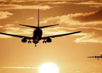 ഒരു റൺവേയിൽ ഒരേ സമയം രണ്ട് വിമാനങ്ങൾ ;  രണ്ടും ഇന്ത്യയിലേക്ക് – ഒഴിവായത് വൻ ദുരന്തം