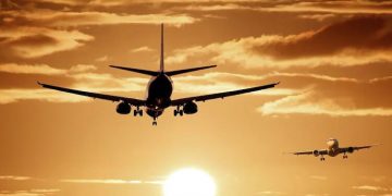 ഒരു റൺവേയിൽ ഒരേ സമയം രണ്ട് വിമാനങ്ങൾ ;  രണ്ടും ഇന്ത്യയിലേക്ക് – ഒഴിവായത് വൻ ദുരന്തം