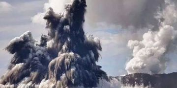 ടോംഗോയിൽ സമുദ്രത്തിനടിയിൽ അഗ്നിപർവതം പൊട്ടിത്തെറിച്ചു ; സുനാമിയും