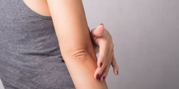 കൈമുട്ടുകളിലെയും കാല്‍മുട്ടുകളിലെയും കറുപ്പ് നിറം മാറ്റാം