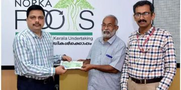 വാഹനാപകടത്തില്‍ മരിച്ച പ്രവാസി യുവാവിന്റെ കുടുംബത്തിന് നോര്‍ക്ക ഇന്‍ഷുറന്‍സ് തുക വിതരണം ചെയ്തു