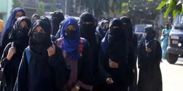 ഹിജാബ് വിവാദം അക്രമത്തിലേക്ക് :  കർണാടകയിൽ രണ്ടിടത്ത് സംഘർഷം ;  മൂന്ന് പേർക്ക് പരിക്ക് ,  പോലീസ് ലാത്തിവീശി