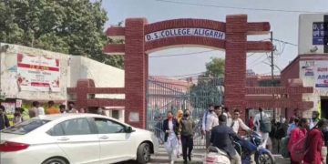 വിദ്യാർഥികള്‍ ഹിജാബ് ധരിച്ചെത്തുന്നത് നിരോധിച്ച് യുപിയിലെ കോളേജ് ; കാവി ഷാളും അനുവദിക്കില്ല