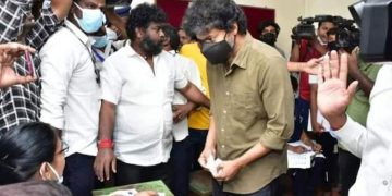 വോട്ട് ചെയ്യാനെത്തി ;  പോളിങ് ബൂത്തില്‍ തിരക്കോട് തിരക്ക് ,  ഉദ്യോഗസ്ഥരോട് മാപ്പ് പറഞ്ഞ് വിജയ്