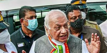 പുതിയ ബെൻസ് കാർ ആവശ്യപ്പെട്ടിട്ടില്ലെന്ന് ഗവർണർ; ‘ ഒരു വർഷമായി ഉപയോഗിക്കുന്നത് ഭാര്യക്ക് അനുവദിച്ച കാർ ‘