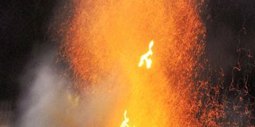 വസ്ത്രത്തിൽ സ്ഫോടകവസ്തു ഘടിപ്പിച്ച് ഭാര്യയെ പുണർന്നു ;  ദമ്പതികൾ തൽക്ഷണം കൊല്ലപ്പെട്ടു