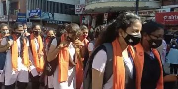 ഹിജാബ് വിവാദം ;  കര്‍ണാടകയില്‍ കാവി ഷാള്‍ ധരിച്ച് വീണ്ടും വിദ്യാര്‍ത്ഥികളുടെ മാര്‍ച്ച്