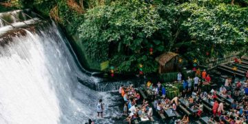 ഈ റസ്റ്ററന്റിലേക്ക് ചെരുപ്പിട്ടു വരരുത് ; വെള്ളച്ചാട്ടത്തിനു കീഴിലിരുന്ന് ഭക്ഷണം കഴിക്കാം ; രസകരം ഈ അനുഭവം