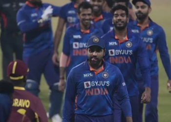 ഫീല്‍ഡര്‍മാര്‍ ക്യാച്ചുകള്‍ കൈവിടുന്നു ; രോഹിത്തിന് നിരാശ