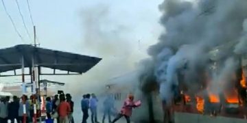 ബിഹാറില്‍ നിര്‍ത്തിയിട്ടിരുന്ന ട്രെയിന് തീപ്പിടിച്ചു ; ആളപായമില്ല – അന്വേഷണം നടത്തുമെന്ന് റെയില്‍വെ