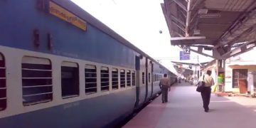 റെയിൽവേ സ്റ്റഷേനിൽ കുഴഞ്ഞുവീണയാളെ കയ്യിലെടുത്തോടി ആർപിഎഫ് കോൺസ്റ്റബിൾ