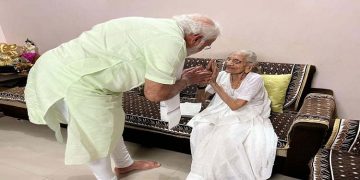 തെരഞ്ഞെടുപ്പ് വിജയം ; ​ഗുജറാത്തിലെത്തി അമ്മയെ കണ്ട് പ്രധാനമന്ത്രി
