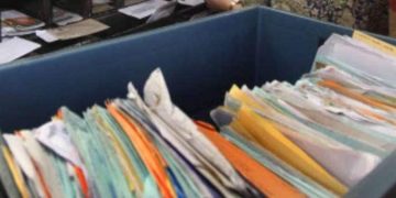 പോസ്റ്റ്മാൻ ലിഫ്റ്റ് കൊടുത്തില്ല , തപാലുകൾ റോഡിൽ വിതറി മദ്യപന്റെ പ്രതികാരം