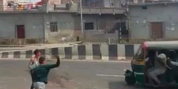 ഓട്ടോയ്ക്ക് നേരെ വാട്ടർ ബലൂൺ എറിഞ്ഞു ;  ബാലൻസ് തെറ്റി മറിഞ്ഞ് അപകടം