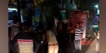 മദ്യപിച്ച് ബഹളമുണ്ടാക്കി വീണ യുവതിയെ നിലത്തിട്ട് ചവിട്ടി ഡ്രൈവർമാർ ;  നോക്കിനിന്ന് പോലീസ്