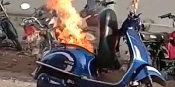 ഇലക്ട്രിക് സ്കൂട്ടറിന്‍റെ ബാറ്ററി പൊട്ടിത്തെറിച്ച് തീപിടിച്ചു ;  അച്ഛനും മകൾക്കും ദാരുണാന്ത്യം