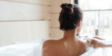 വേനൽക്കാലത്ത് ദിവസം എത്ര പ്രാവശ്യം കുളിക്കണം ? എണ്ണ ഉപയോഗിക്കേണ്ടത് എപ്പോൾ ? ഡോക്ടർ പറയുന്നു