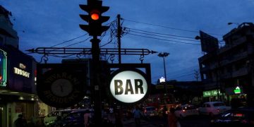 സൈനിക കാന്റീനുകളിൽ മദ്യവില കൂടും ; ബാറുകൾക്ക് ഫീസ് വർധന