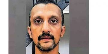 റോഡില്‍ ശല്യം ചെയ്തയാളെ വിദ്യാര്‍ത്ഥിനികള്‍ ഓടിച്ചിട്ട് പിടിച്ച് പോലീസിലേല്‍പ്പിച്ചു