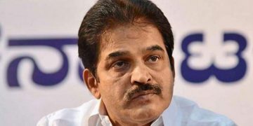 കെ സി വേണുഗോപാലിനെ പുറത്താക്കണമെന്നാവശ്യപ്പെട്ട് കോഴിക്കോട് ഫ്ളക്സ് ബോര്‍ഡ്