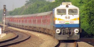 റെയിൽ പാത മുറിച്ച് കടക്കുന്നതിനിടെ ട്രെയിൻ ഇടിച്ചു ; യുവാവിൻ്റെ കൈ അറ്റു