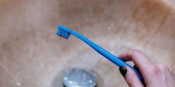 പല്ലുതേക്കുന്നതിനിടെ ബ്രഷ് യുവതിയുടെ കവിളില്‍ തുളഞ്ഞുകയറി ; രക്ഷിച്ച് സര്‍ക്കാര്‍‍ ആശുപത്രിയിലെ ഡോക്ടര്‍മാര്‍