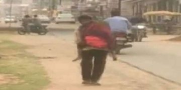 മകളുടെ മൃതദേഹവും ചുമന്ന് പിതാവ് നടന്നത് 10 കിലോമീറ്റർ , അന്വേഷണത്തിന് ഉത്തരവിട്ട് ആരോ​ഗ്യമന്ത്രി