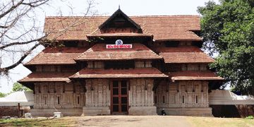 ഒരു കോടി രൂപയും ഒരു കിലോ തൂക്കമുള്ള സ്വര്‍ണ ആനയേയും വടക്കുംനാഥന് സമര്‍പ്പിച്ച് പ്രവാസി വ്യവസായി