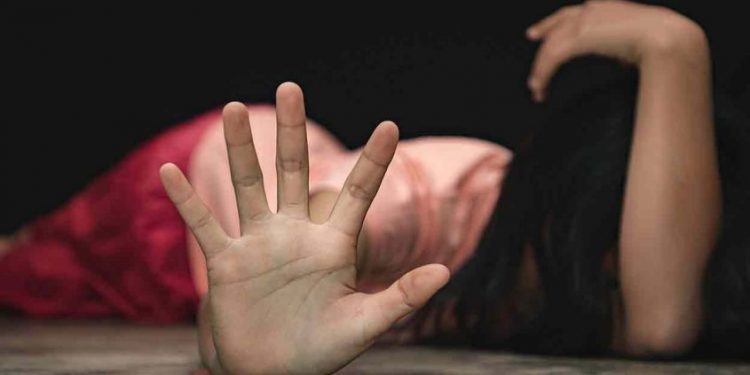 ‘ സ്ത്രീധനം കിട്ടാത്തതിന് ബന്ധുക്കളെക്കൊണ്ട് കൂട്ടബലാത്സംഗം ചെയ്യിച്ച് വിഡിയോ പകർത്തി ’