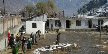 പുൽവാമയിൽ വീണ്ടും കുടിയേറ്റ തൊഴിലാളികൾക്ക് നേരെ വെടിവെപ്പ് ; പിന്നിൽ തീവ്രവാദികളെന്ന് സംശയം