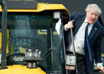 ഗുജറാത്ത് സന്ദർശനത്തിനിടെ ബുൾഡോസറിൽ ചാടിക്കയറി ബോറിസ് ജോൺസൺ; നാളെ മോദിയെ കാണും