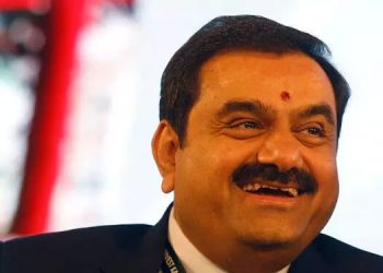 സിമന്റ് വ്യവസായത്തിലേക്കും അദാനിയെത്തുന്നു; ഇന്ത്യയിലെ പ്രമുഖ കമ്പനികളെ വാങ്ങും