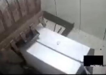 എടിഎം മെഷീൻ മണ്ണുമാന്തി യന്ത്രം ഉപയോഗിച്ച് കുഴിച്ചെടുത്ത് മോഷണം