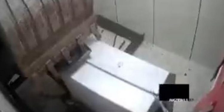 എടിഎം മെഷീൻ മണ്ണുമാന്തി യന്ത്രം ഉപയോഗിച്ച് കുഴിച്ചെടുത്ത് മോഷണം