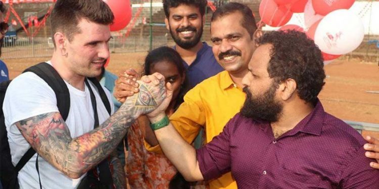 കേരളത്തെക്കുറിച്ച് പഠിക്കാൻ ‘അമേരിക്കയിൽ നിന്നൊരു സഖാവ്’; ‌വൈറൽ ചിത്രം!