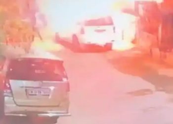 സ്വന്തം കാർ കത്തിച്ച് ബിജെപി നേതാവ് ; സിസിടിവിയില്‍ കുടുങ്ങി