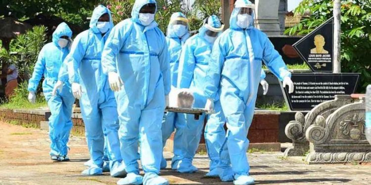 മൊബൈലിനു നിരോധനമുള്ള ഹാളിൽ പരീക്ഷയെഴുതാൻ മൊബൈൽ വെട്ടം