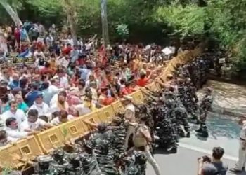 ദില്ലി സർക്കാർ ഇന്ധന നികുതി കുറക്കണം ; അരവിന്ദ് കെജ്രിവാളിന്റെ വസതിക്ക് മുന്നിൽ ബിജെപിയുടെ കൂറ്റൻ സമരം‌‌