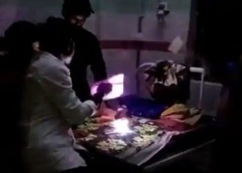 ആശുപത്രിയില്‍ മൊബൈല്‍ വെളിച്ചത്തില്‍ പ്രസവിച്ച് യുവതി