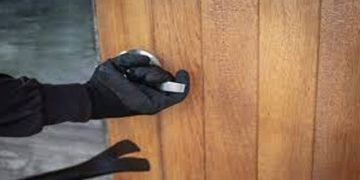 ബന്ധുവെന്ന് തെറ്റിദ്ധരിപ്പിച്ച് മോഷണം ; മരണവീട്ടിൽ നിന്ന് കവര്‍ന്നത് 31000 രൂപ