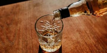 വാങ്ങിയപ്പോൾ വിദേശ മദ്യം ; കുടിച്ചപ്പോൾ കട്ടൻ ചായ ; പോയത് 1200 രൂപ