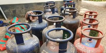 ടൈൽ കട്ടറിൽ നിന്ന് തീപ്പൊരി പടർന്ന് ​ഗ്യാസ് സിലിണ്ടർ പൊട്ടിത്തെറിച്ച് രണ്ടുപേർ മരിച്ചു