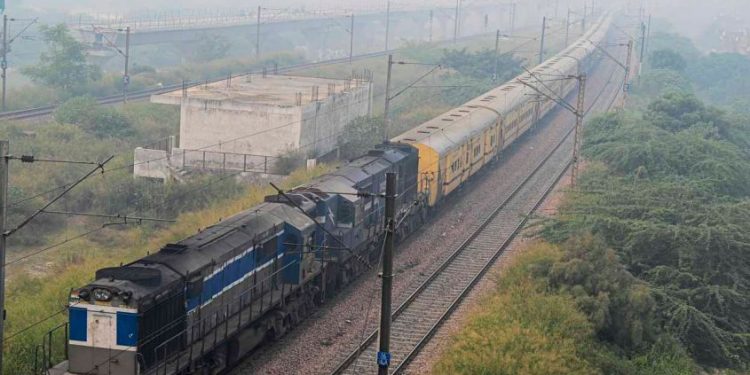 കൽക്കരി ട്രെയിനുകൾക്ക് വേഗം കൂട്ടണം; 657 യാത്രാ ട്രെയിനുകൾ റദ്ദാക്കി റെയിൽവേ