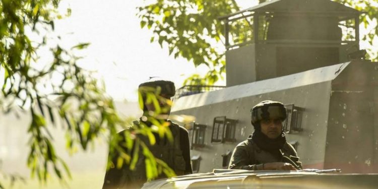 ഷോപ്പിയാനിൽ തിരിച്ചടിച്ച് സൈന്യം ; 4 ഭീകരരെ വധിച്ചു , ഏറ്റുമുട്ടൽ തുടരുന്നു