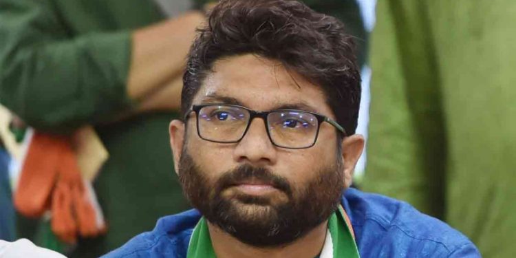 വനിതാ പൊലീസ് ഓഫിസറെ അപമാനിച്ച കേസ് : ജിഗ്നേഷ് മേവാനിക്കു ജാമ്യം