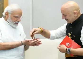 മോദിയെ സന്ദർശിച്ച് അനുപം ഖേർ ; അമ്മ നൽകിയ രുദ്രാക്ഷമാല സമർപ്പിച്ചു