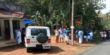 തൃശ്ശൂരില്‍ അച്ഛനേയും അമ്മയേയും വെട്ടിക്കൊന്ന് മകന്‍; വിവരം പൊലീസില്‍ അറിയിച്ചതും മകന്‍, ഒളിവില്‍