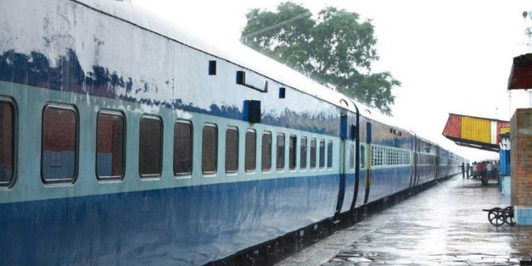 കോട്ടയത്ത് ടണലിനു സമീപം മണ്ണിടിച്ചിൽ; വേണാട് പിടിച്ചിട്ടു, ട്രെയിനുകൾ വൈകും